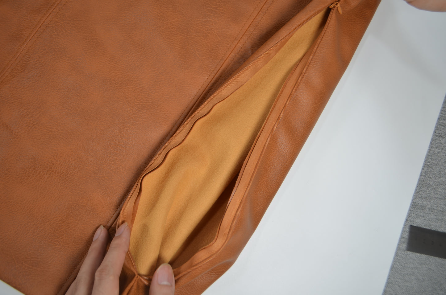 Set of 2 luxurious imitation leather cushion covers – 55.8x55.8 cm –Brown, water-repellent, fits well on 55x55 cm cushions or gives a fuller effect on 60x60 cm cushions-EU delivery: 1–3 days